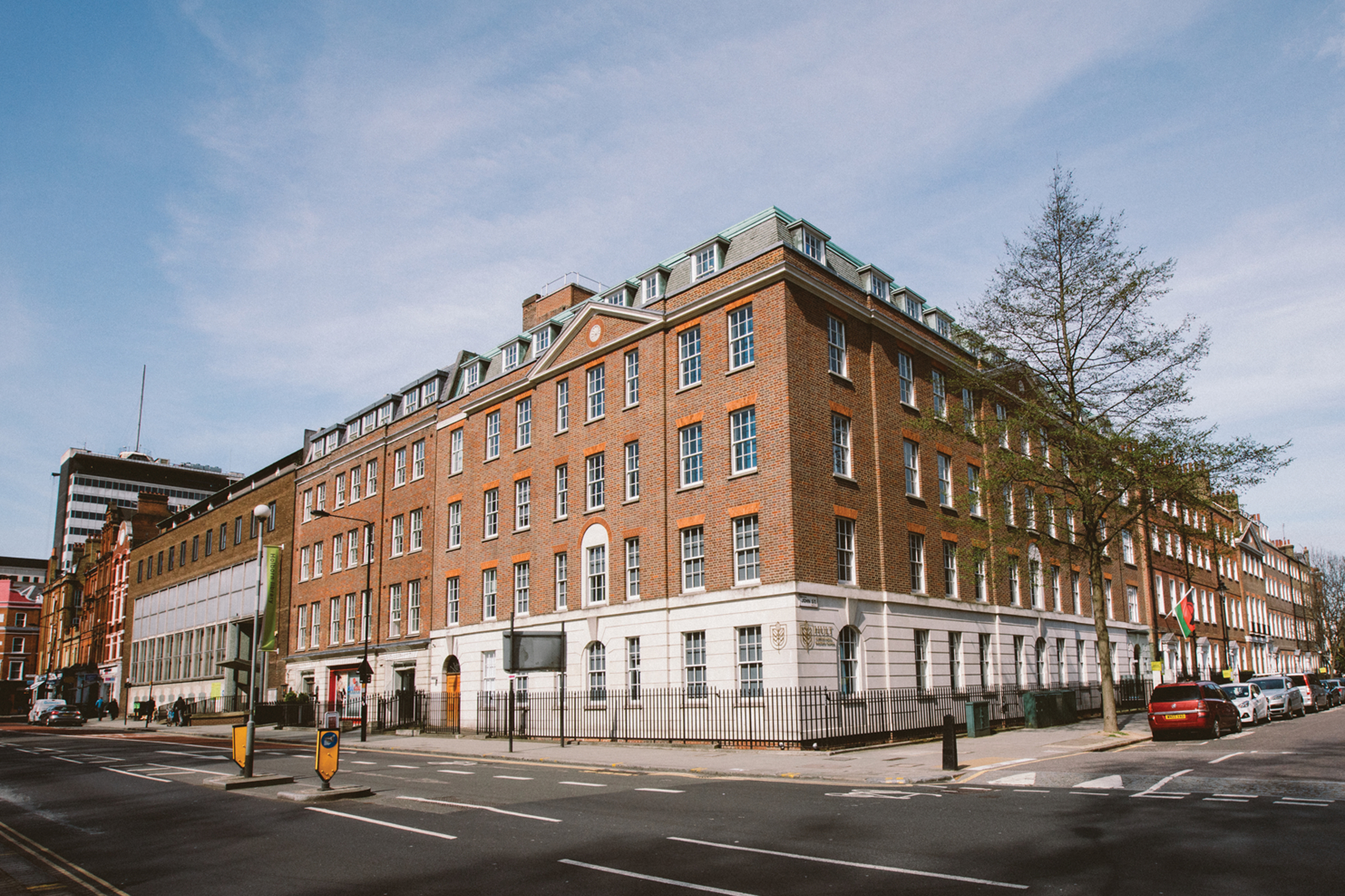 Façade en briques du campus Hult à Londres